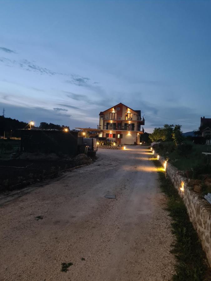 Guest House Slatki Snovi Knin Esterno foto